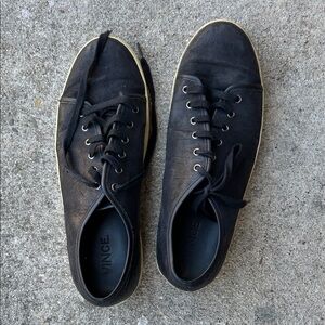 MEN’S Vince Black Low-Top Sneakers with Off-White Sole